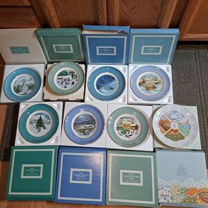 FABULOUS GIFT! Set of 8 VINTAGE AVON Christmas Plates in Boxes